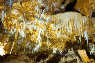 Çok sayıda sarkıt ile güzel eski karanlık mağaranın içi. Zuddas, İtalya, Sardunya Grotte di mi