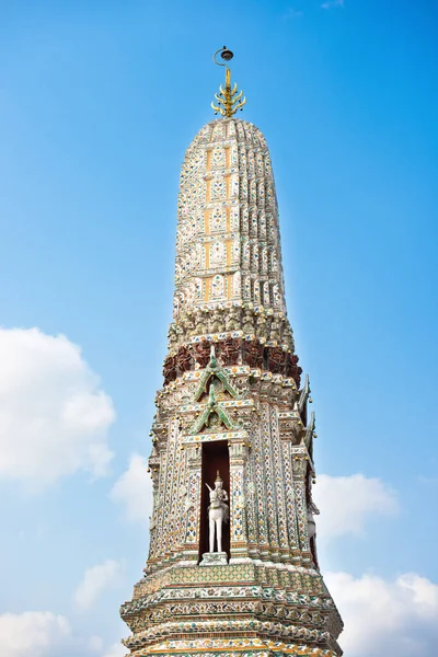 Blick Auf Den Seitenturm Des Wat Arun Auf Blauem Himmelshintergrund — Stockfoto