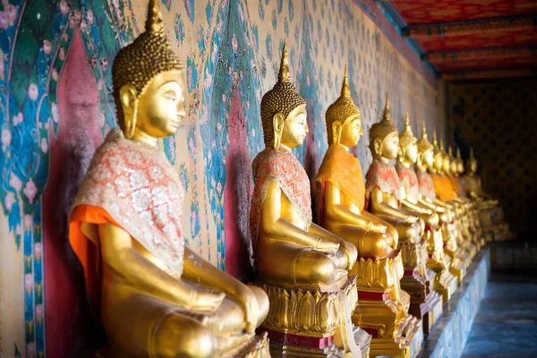 Perspektywny Widok Rzędu Złote Posągi Siedzących Buddów Świątyni Wat Arun — Zdjęcie stockowe