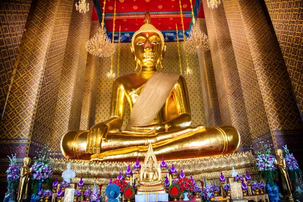 Buda 'nın ünlü Budist tapınağındaki büyük altın heykeli. Wat Kanlayanamit, Bangkok, Tayland