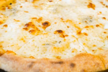 İtalyan pizza peyniri ile ahşap masanın üzerine dilimlenmiş