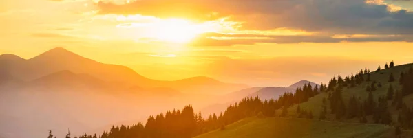 Naplemente Hegyekben Panoráma Hegyek Táj Nap Süt Narancssárga Felhők — Stock Fotó