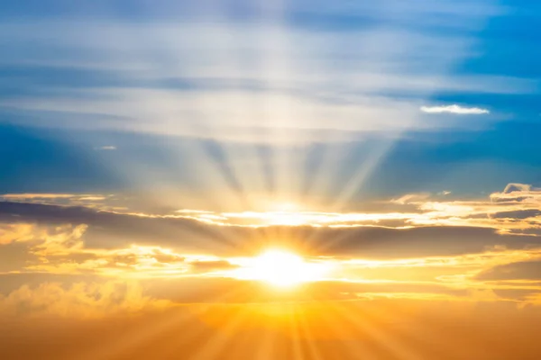 Zonsondergang Hemel Met Zonnestralen Zonsondergang Wolken — Stockfoto