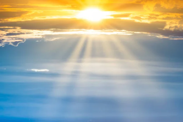 Cielo Atardecer Con Rayos Sol Nubes Atardecer —  Fotos de Stock