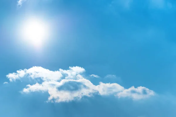 Солнце Голубом Небе Облаками — стоковое фото