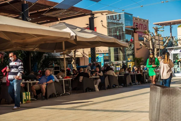 Gente comprando y comiendo en Xenia Boulevard en España — Foto de Stock