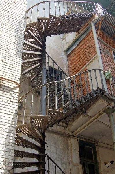 Escadaria velha em casas de Tbilisi de 18-19 séculos, República de — Fotografia de Stock