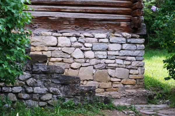 Grampos de pedra velha com planta hera — Fotografia de Stock