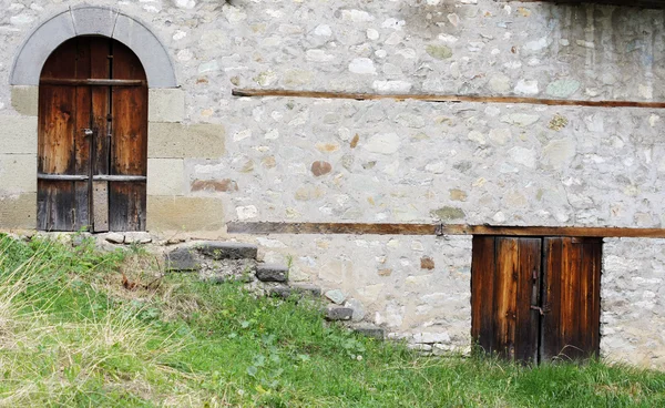 Vieja puerta de madera en casa antigua —  Fotos de Stock