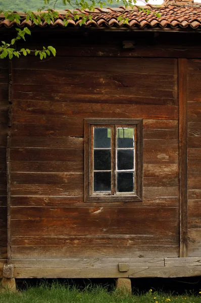 Primer plano de la vista desde la ventana en la casa vieja — Foto de Stock