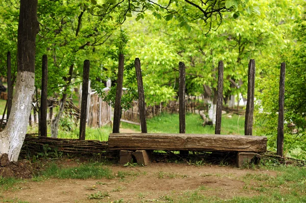 Zahradní lavice ve venkovské krajině — Stock fotografie