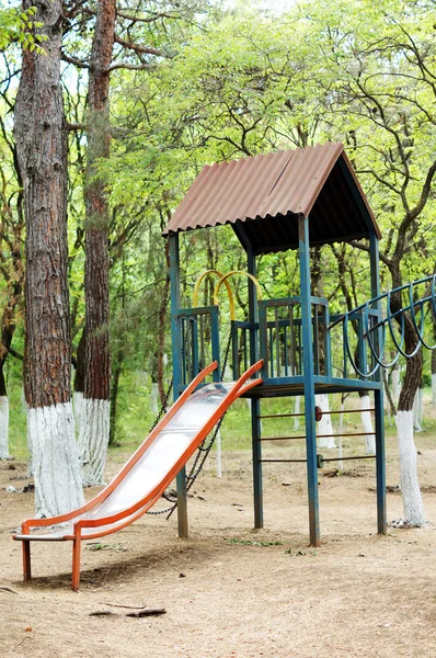 Барвистий дитячий майданчик в міському парку без дітей — стокове фото