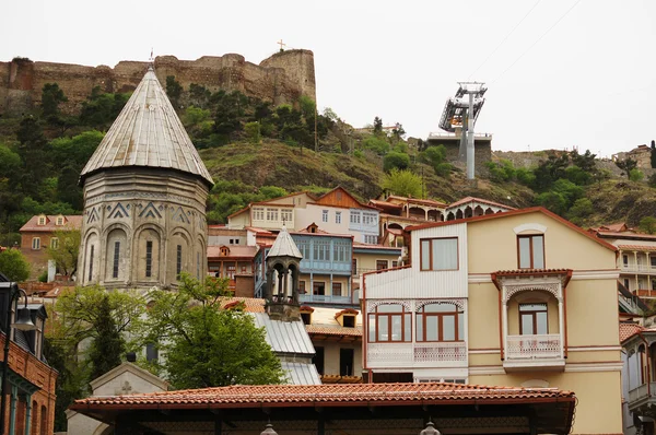 Balconi tradizionali in legno intagliato del centro storico di Tbilisi, Rep — Foto Stock