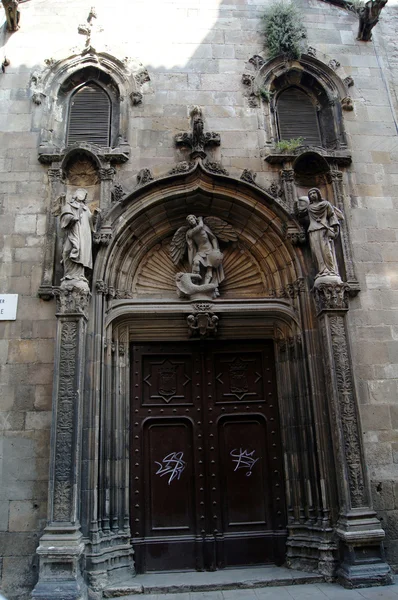 Фасад готического собора Santa Maria del mar в Барселоне, Спа — стоковое фото
