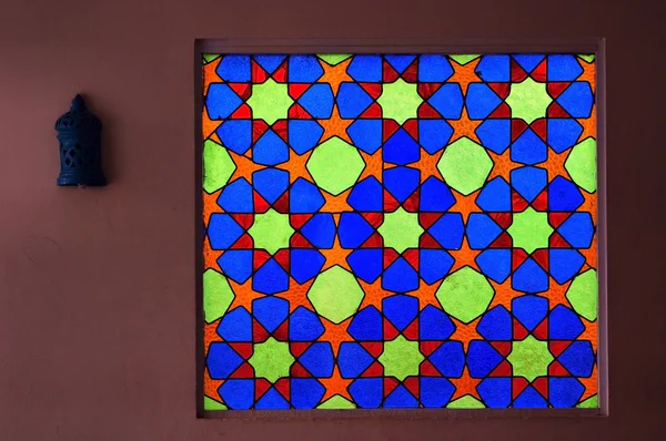 Mosaico acentuado de vidrio en estilo árabe en el antiguo edificio en Egipto —  Fotos de Stock