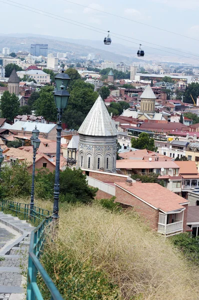 Kościoły i kopuły z tbilisi, zobacz do zabytkowej części urzędu certyfikacji — Zdjęcie stockowe