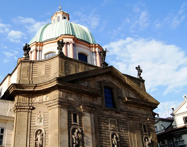 St. Francis Cavaleiros da Cruz igreja na Cidade Velha de Praga — Fotografia de Stock