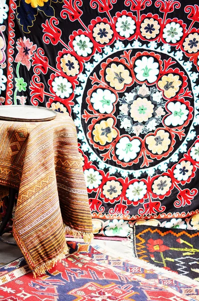 Gamla mattor på gatan marknaden i tbilisi gamla stan, Republiken o — Stockfoto