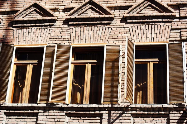 Szecessziós homlokzata Tbiliszi óvárosában található, a felújított terület — Stock Fotó