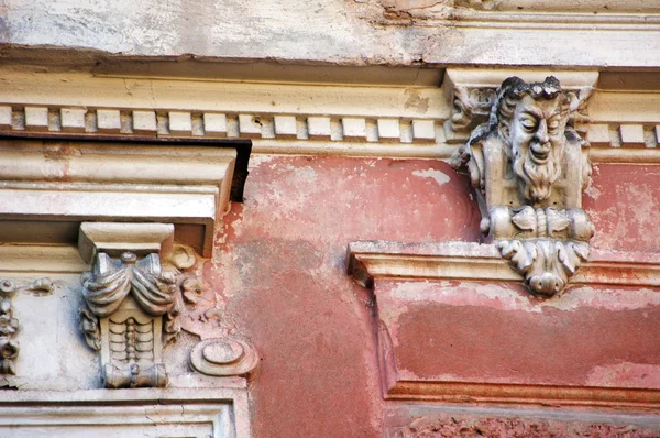 Art nouveau-fasad i tbilisi gamla stadsdel, återställt område — Stockfoto