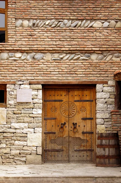 Puerta antigua Art-Nouveau en el casco antiguo de Tiflis, República de Georgia —  Fotos de Stock