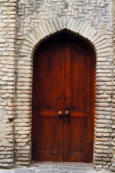 Старая дверь в стиле ар-нуво в Старом городе Цхинвали, Республика Грузия — стоковое фото