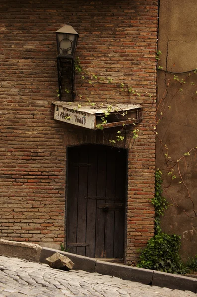 Art nouveau gammal dörr i gamla stan i tbilisi, Georgien — Stockfoto