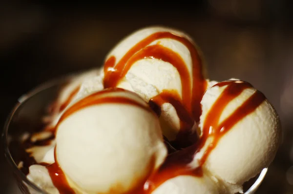 Helado de vainilla con chocolate y caramelo — Foto de Stock