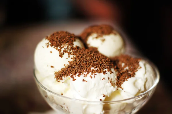 Helado de vainilla con chocolate y caramelo — Foto de Stock