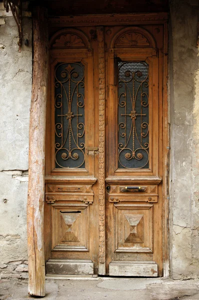 Puerta antigua Art-Nouveau en el casco antiguo de Tiflis, República de Georgia —  Fotos de Stock
