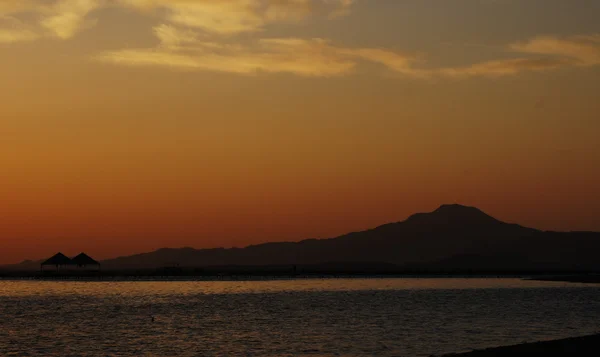 Słońce wschodzi nad morzem tropikalny — Zdjęcie stockowe