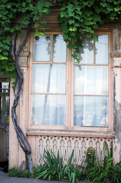 Vue sur les rues étroites traditionnelles du Vieux Tbilissi, République de G — Photo