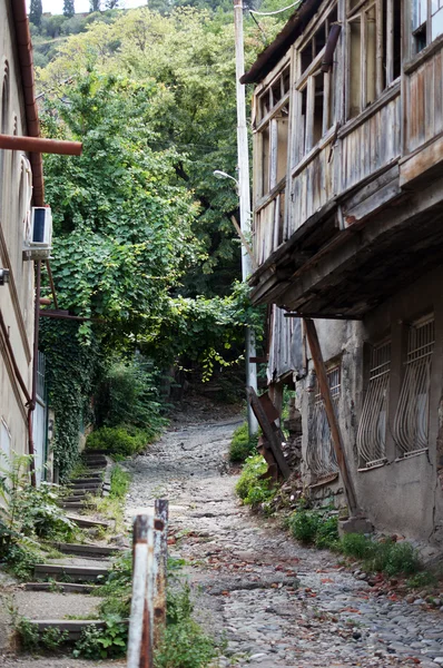 Visa av traditionella smala gatorna i gamla tbilisi, Republiken g — Stockfoto