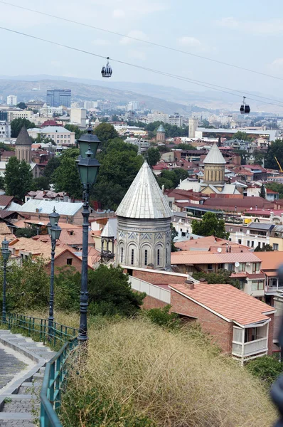 Igrejas e cúpulas de Tbilisi, vista para a parte histórica do ca — Fotografia de Stock