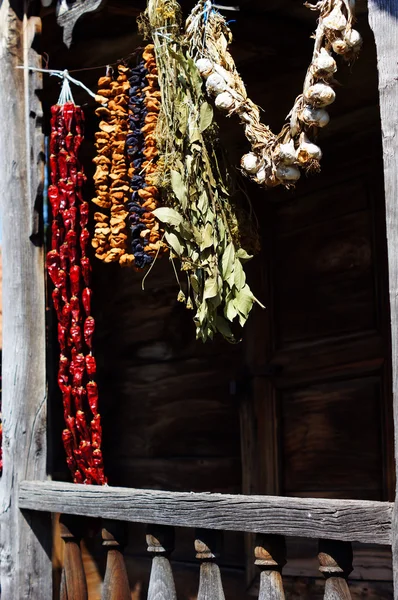 Piments rouges sur le marché de rue au soleil — Photo