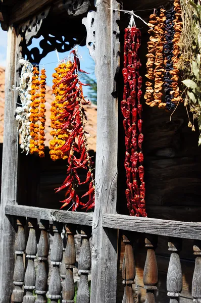 Chiles rojos en el mercado callejero a la luz del sol —  Fotos de Stock