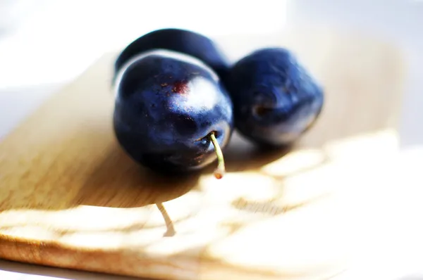 Primo piano di frutti di prugna maturi scuri — Foto Stock