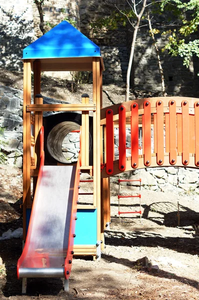 Parque infantil colorido no parque da cidade sem crianças — Fotografia de Stock