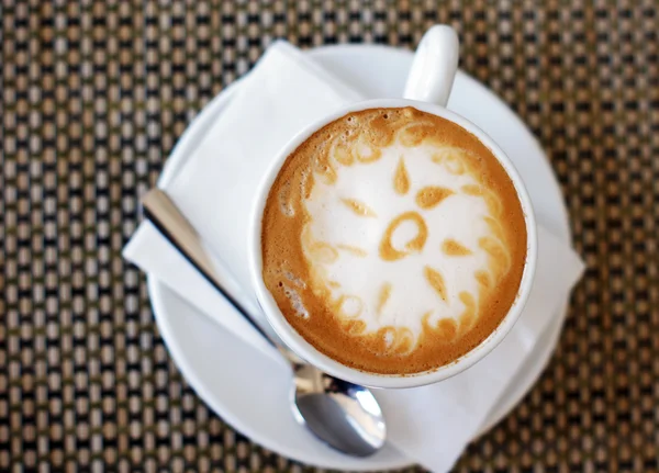 Tasse Cappuccino mit Sonne — Stockfoto