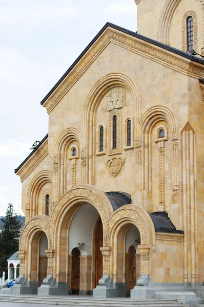 Die größte orthodoxe Kathedrale der Kaukasusregion - die Dreifaltigkeit — Stockfoto