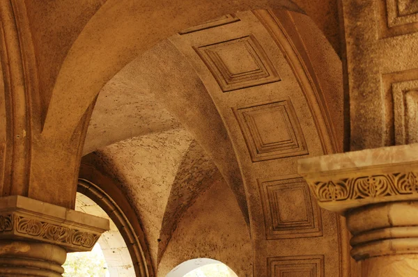 Carving and arches of tufa stones in Old Tbilisi, Republic of Ge — Stock Photo, Image