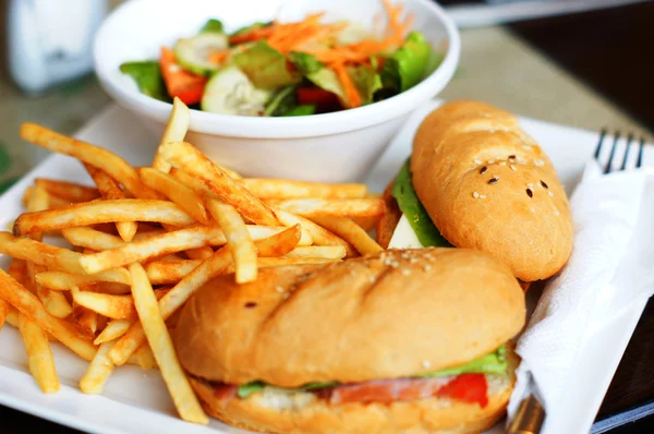 Fast food nagy szendvics, saláta, paradicsom, füstölt sonka és CSI — Stock Fotó