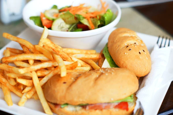 Fast food sanduíche grande com alface, tomate, presunto defumado e queijo — Fotografia de Stock