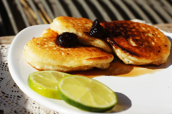 Frittelle di formaggio con sciroppo di fragole — Foto Stock