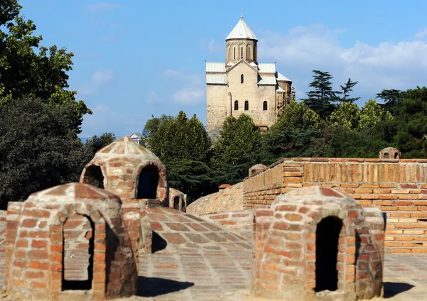 Uno de los viejos símbolos de Tiflis - Iglesia Metekhi y cúpulas de anci —  Fotos de Stock