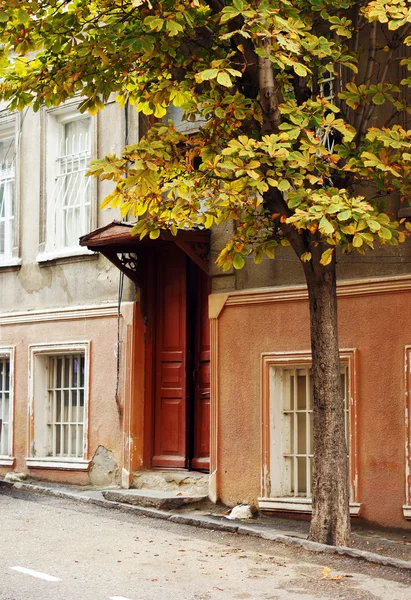 Fenster und Balkone im europäischen Stil des alten Tiflis, Republik — Stockfoto