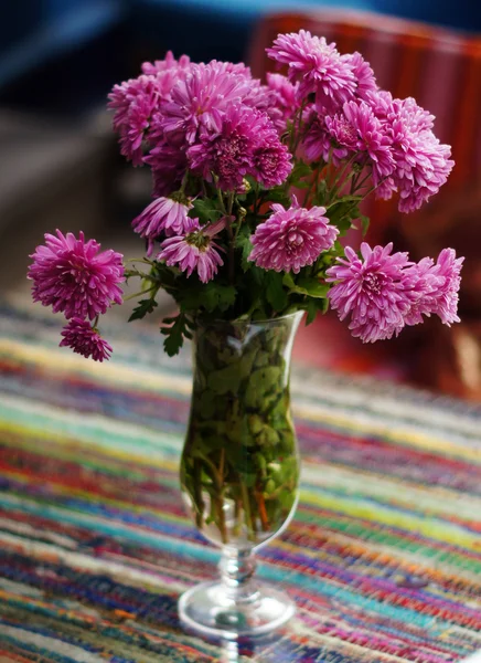 Autumn flowers in the vase on the table — Stockfoto