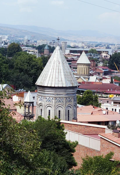 Iglesias y cúpulas de Tiflis, vista a la parte histórica de la ca —  Fotos de Stock