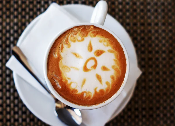 Fincan cappuccino ile güneş — Stok fotoğraf
