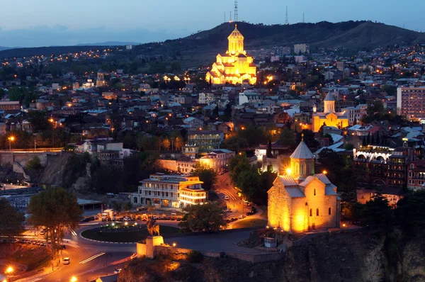 Vista noturna para a cidade velha de Tbilisi, Geórgia (país ) — Fotografia de Stock